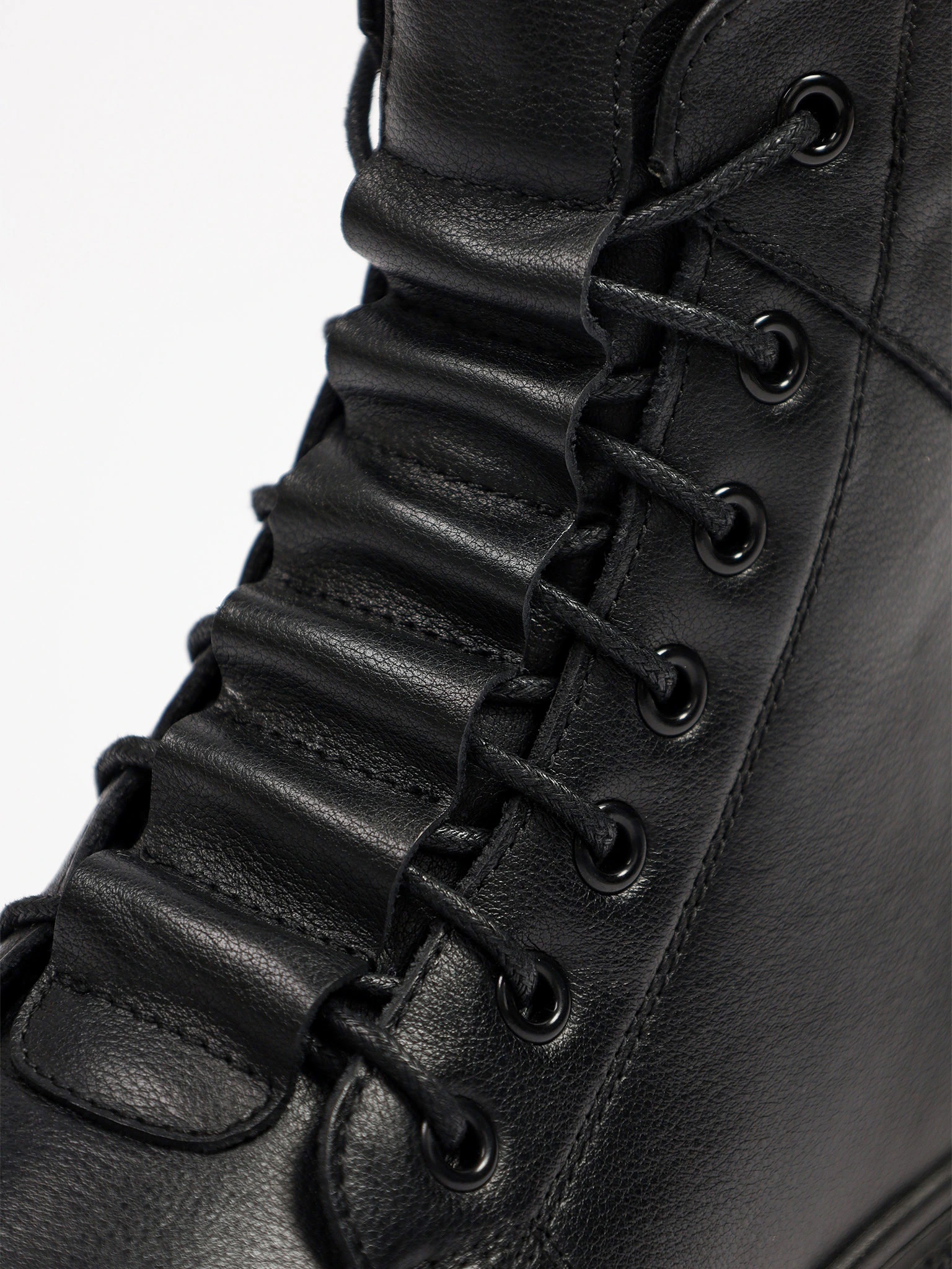 Ботинки черного цвета на средней платформе